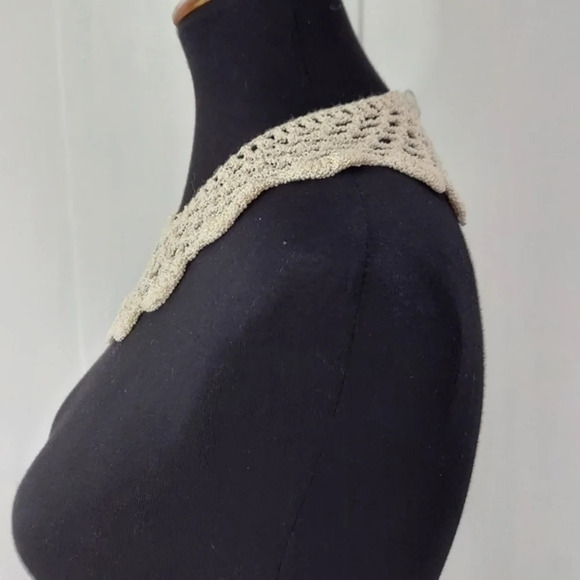 Vintage White Crocheted Collar Buttons in the back - Picture 5 of 10